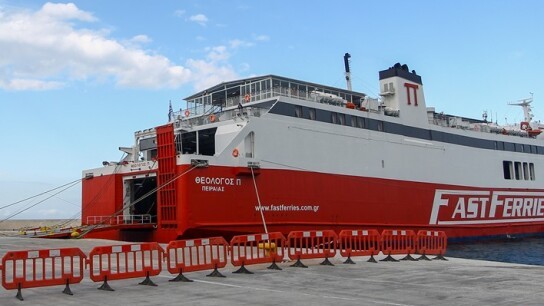 πλοίο Θεολόγος δεμένο στο λιμάνι της Ραφήνας