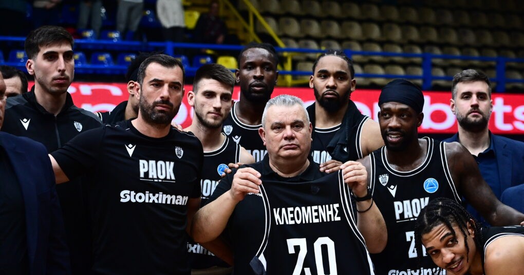 ΠΑΟΚ παίκτες κρατούν φανέλα Κλεομένης