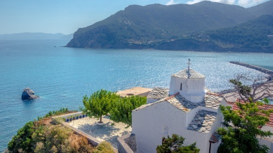 Παραδοσιακά λευκά σπίτια με κεραμοσκεπές στη Σκόπελο - διεθνής προβολή του νησιού