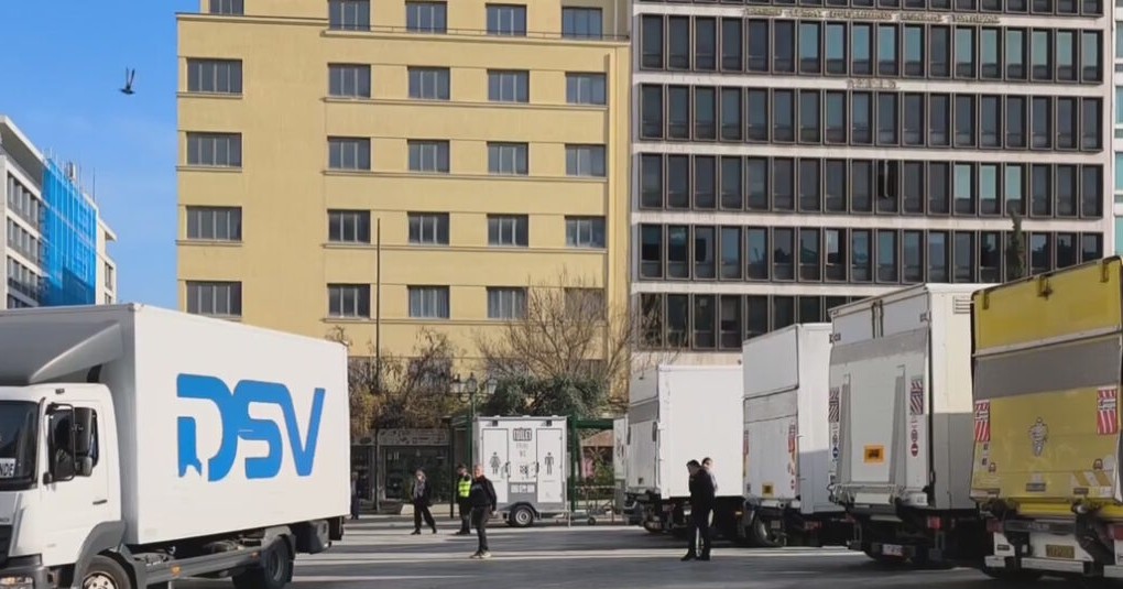 Πλατεία Κοτζιά με τρέιλερ και εξοπλισμό γυρισμάτων του Μπραντ Πιτ στο κέντρο Αθήνας