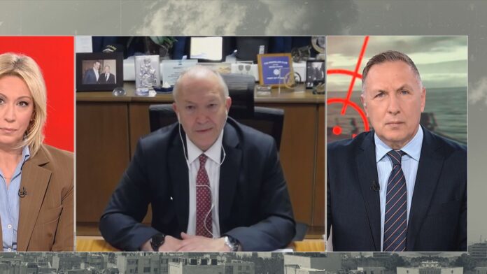 Πλοία διέρχονται από τα Στενά του Ορμούζ