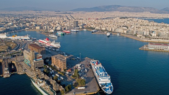 Αυτοκίνητο που έπεσε στη θάλασσα λιμάνι Πειραιά