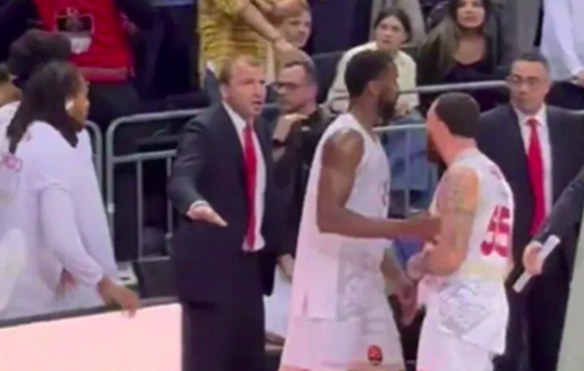 Επεισόδιο Μάικ Τζέιμς με Έλι Οκόμπο στην Euroleague μετά τον αγώνα Μονακό Φενέρμπαχτσε