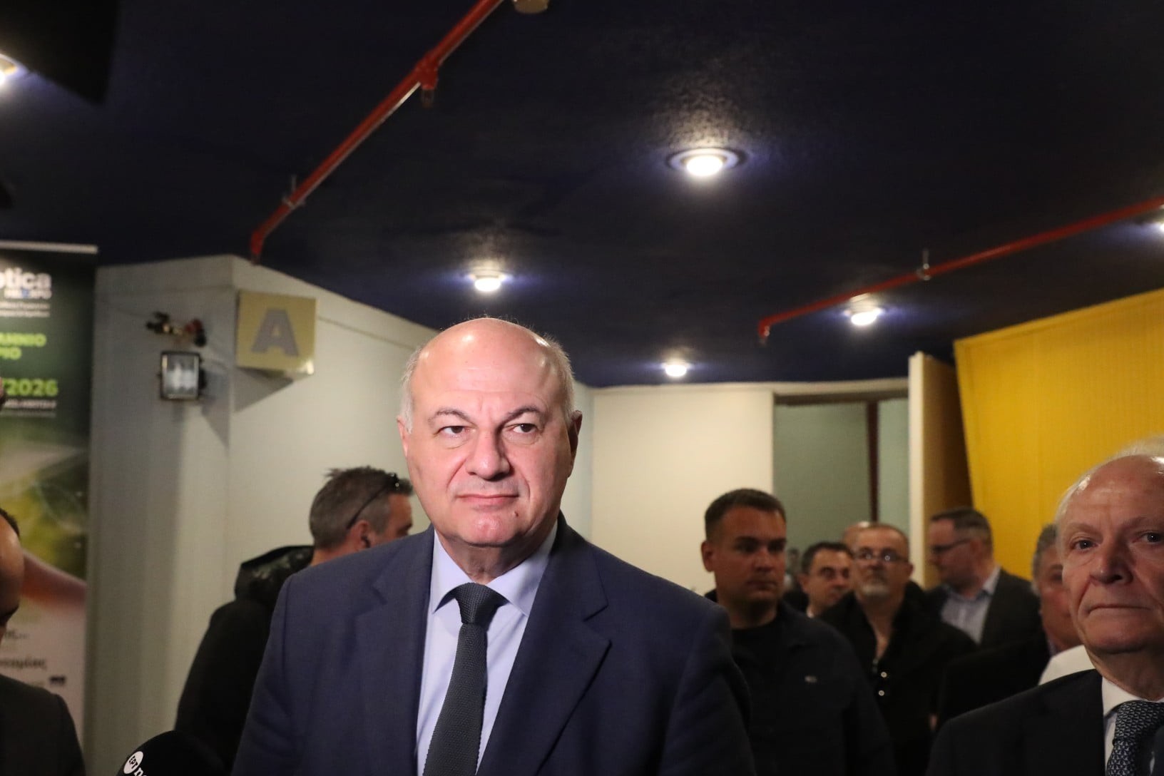 Αγρότης με σύγχρονα μηχανήματα στο χωράφι