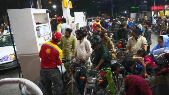 Ουρές σε πρατήρια καυσίμων Πακιστάν αύξηση τιμών