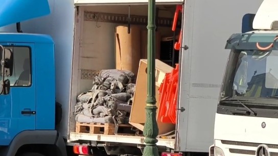 Πλατεία Κοτζιά με τρέιλερ και εξοπλισμό γυρισμάτων του Μπραντ Πιτ στο κέντρο Αθήνας