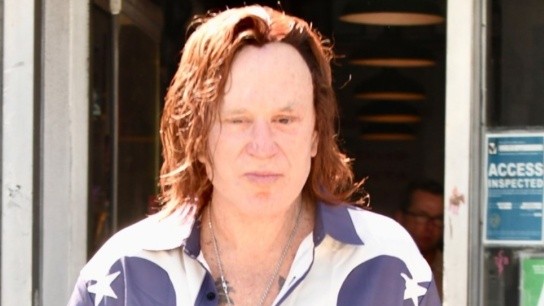 Μίκι Ρουρκ με κόκκινα μαλλιά μετά την έξωση