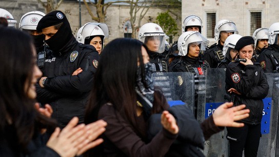 γυναίκα με τα κόκκινα Γκεζί Τουρκία