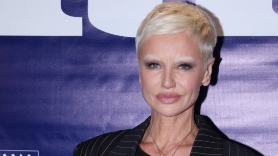 Αντριάνα Σκλεναρίκοβα με πλατινέ κοντά μαλλιά