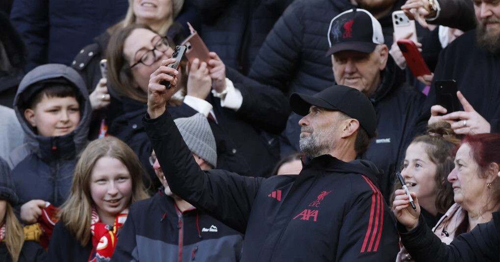 Κλοπ σηκώνει πλακάτ για Τιάγκο στο Άνφιλντ