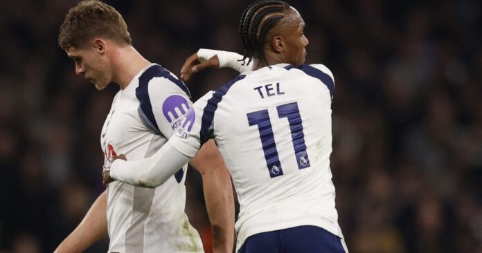 Οπαδοί της Τότεναμ εγκαταλείπουν το γήπεδο καθώς απειλείται ο υποβιβασμός της ομάδας