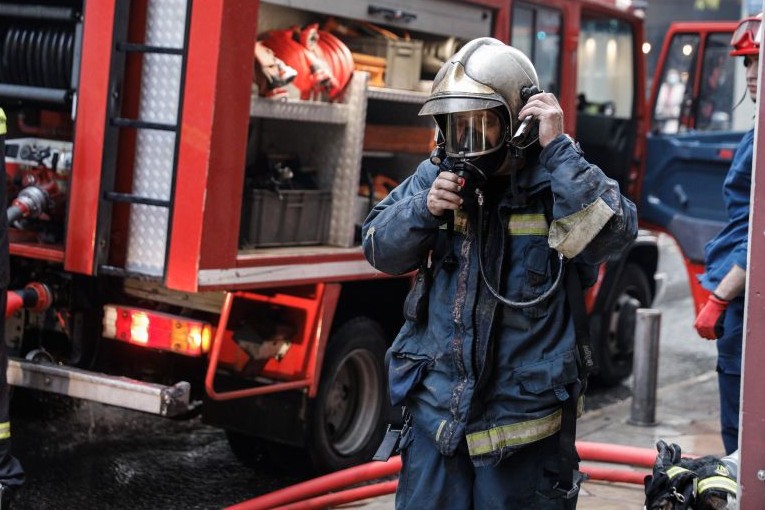 Πυροσβέστες επιχειρούν στον Ταύρο φωτιά διαμέρισμα