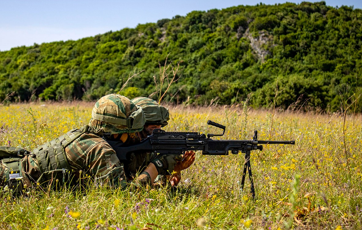 Έλληνες συζητούν για επιστράτευση και εθνικό καθήκον