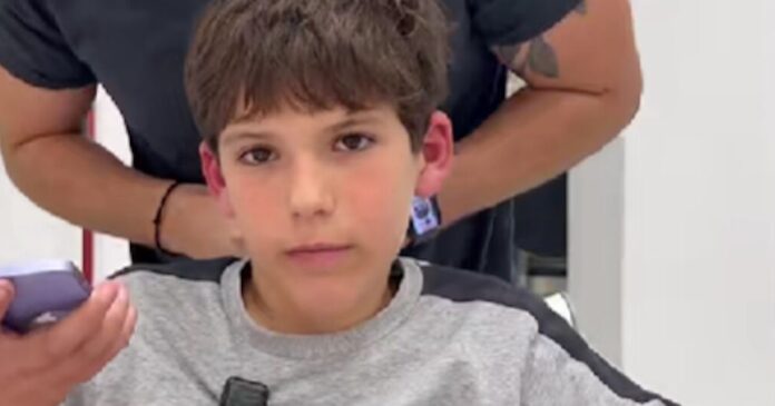 Μαθητής ζητά κούρεμα Μητσοτάκη σε κομμωτήριο