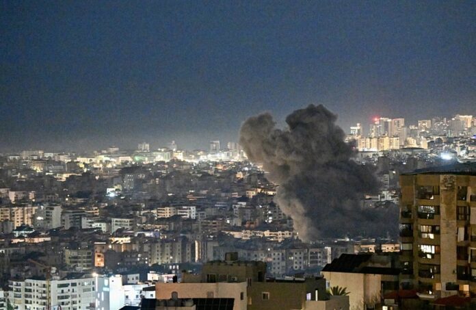 Καπνός από ισραηλινές επιδρομές στη Βηρυτό κατά τη σύγκρουση Ισραήλ Χεζμπολάχ