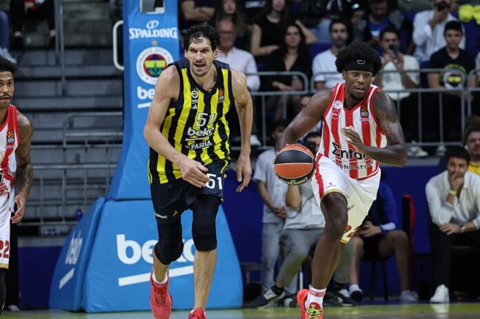 Μαριάνοβιτς παίζει ντραμς στην μπάντα του Αριζόνα