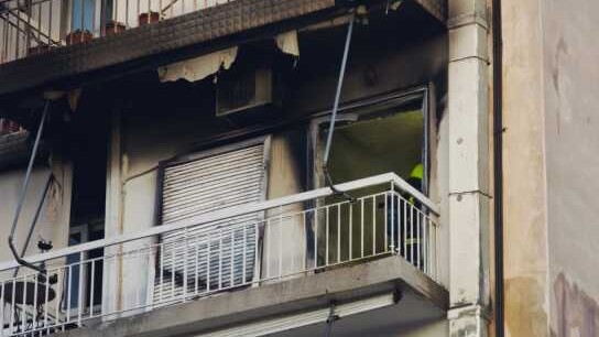 Πυροσβέστες επιχειρούν στον Ταύρο φωτιά διαμέρισμα