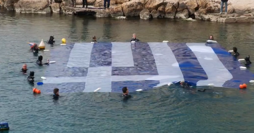 Γαλανόλευκη σημαία 180 τ.μ. στη θάλασσα του Πειραιά Γαλανόλευκη σημαία στη θάλασσα Πειραιά 25η Μαρτίου