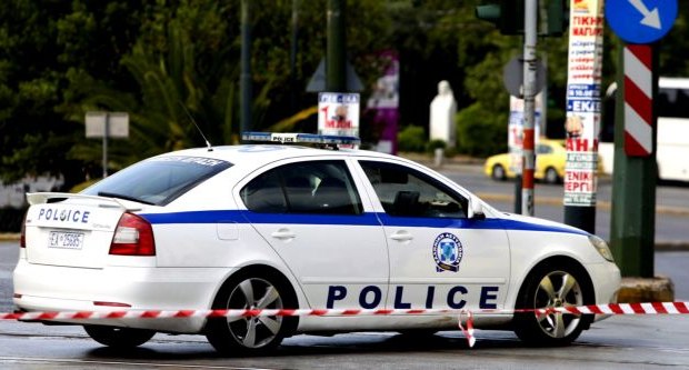 Αστυνομικοί στους Αμπελόκηπους μετά την επίθεση με τσεκούρι