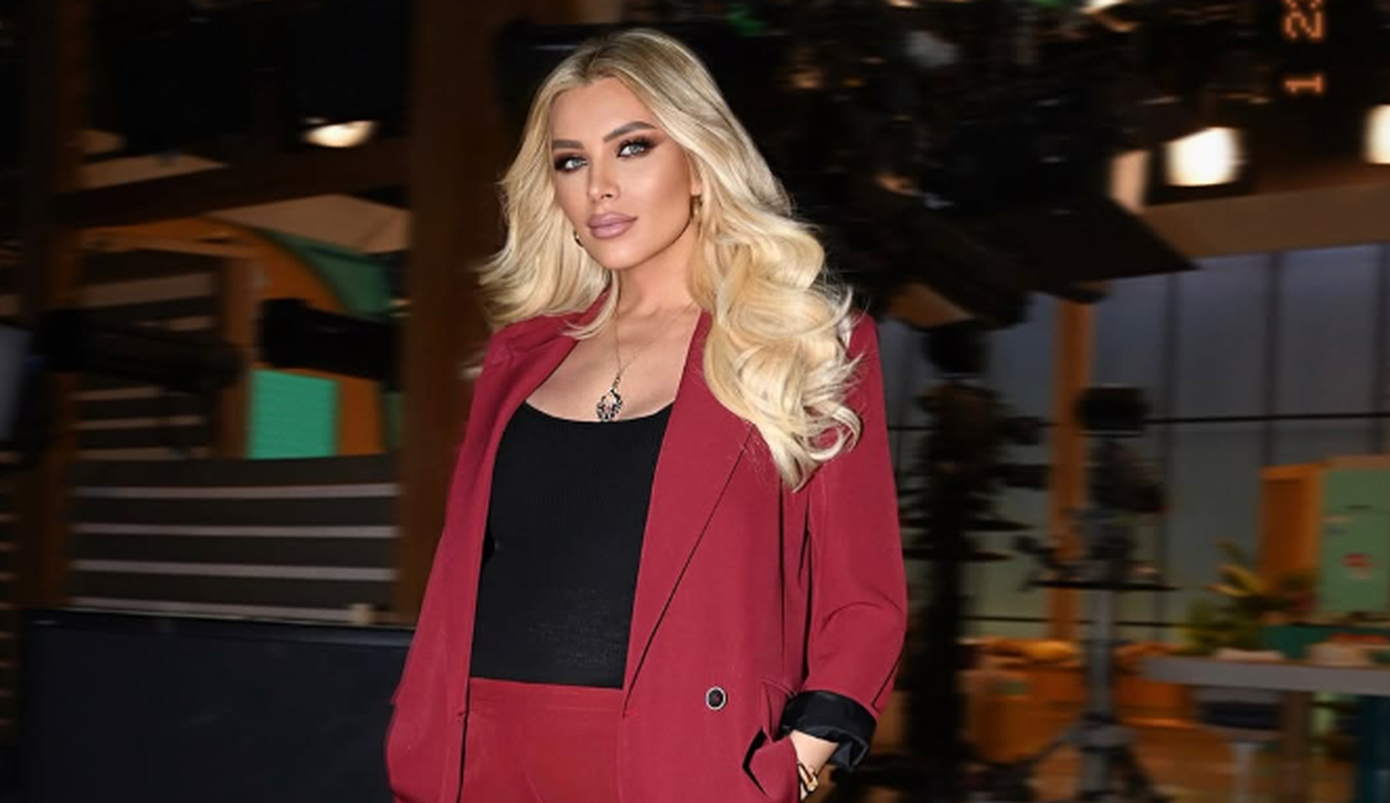 Κατερίνα Καινούργιου glazed donut nails τάση μανικιούρ