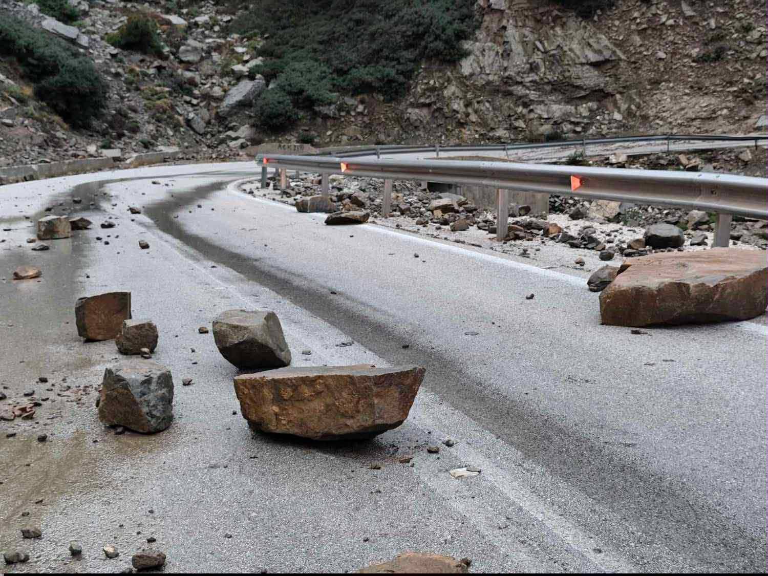 Κατολισθήσεις Κάρπαθος επαρχιακή οδός Σπόα Όλυμπος βράχοι