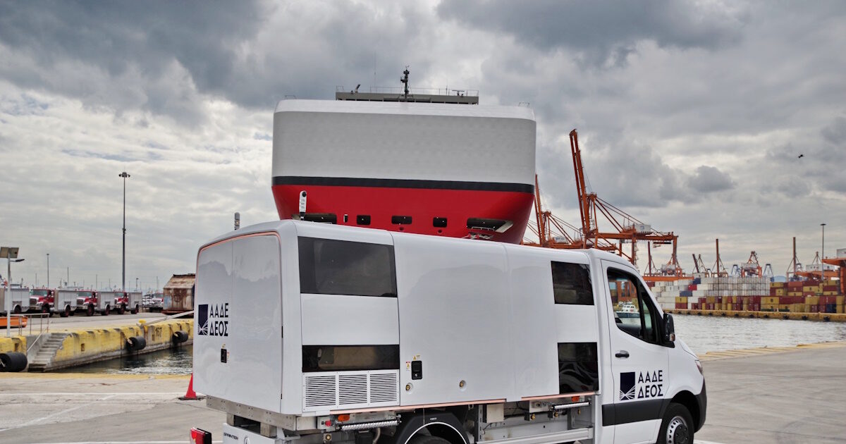 κινητό μηχάνημα X-ray στον λιμένα Πειραιά