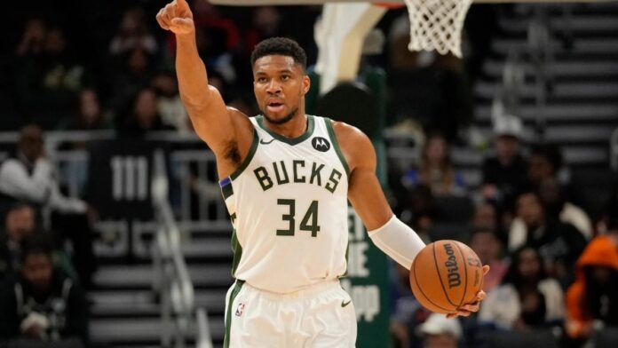 Γιάννης Αντετοκούνμπο με φανέλα Μπακς στο παρκέ