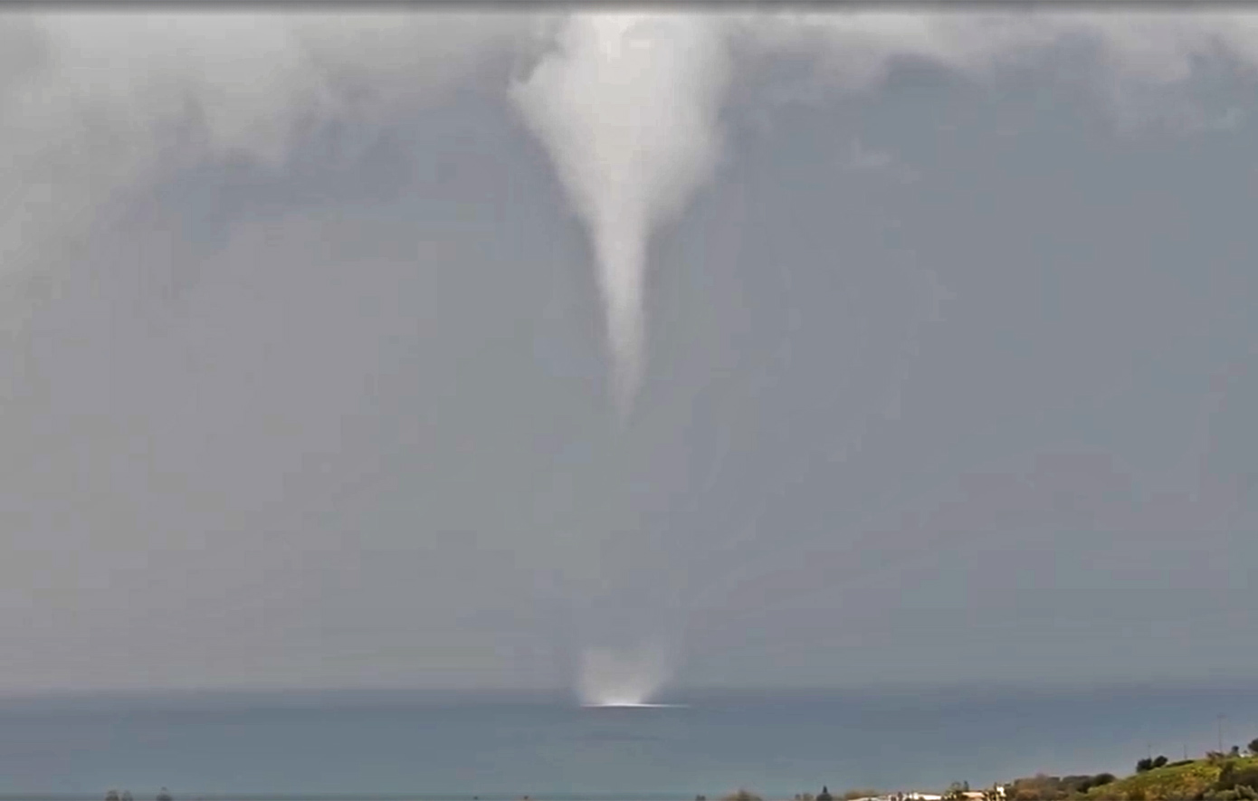 Υδροστρόβιλος στη θάλασσα ανοιχτά του Καρλοβασίου Σάμο