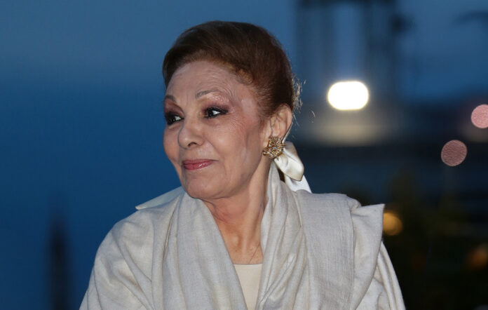 υπερφορτωμένο αυτοκίνητο με έπιπλα στο δρόμο