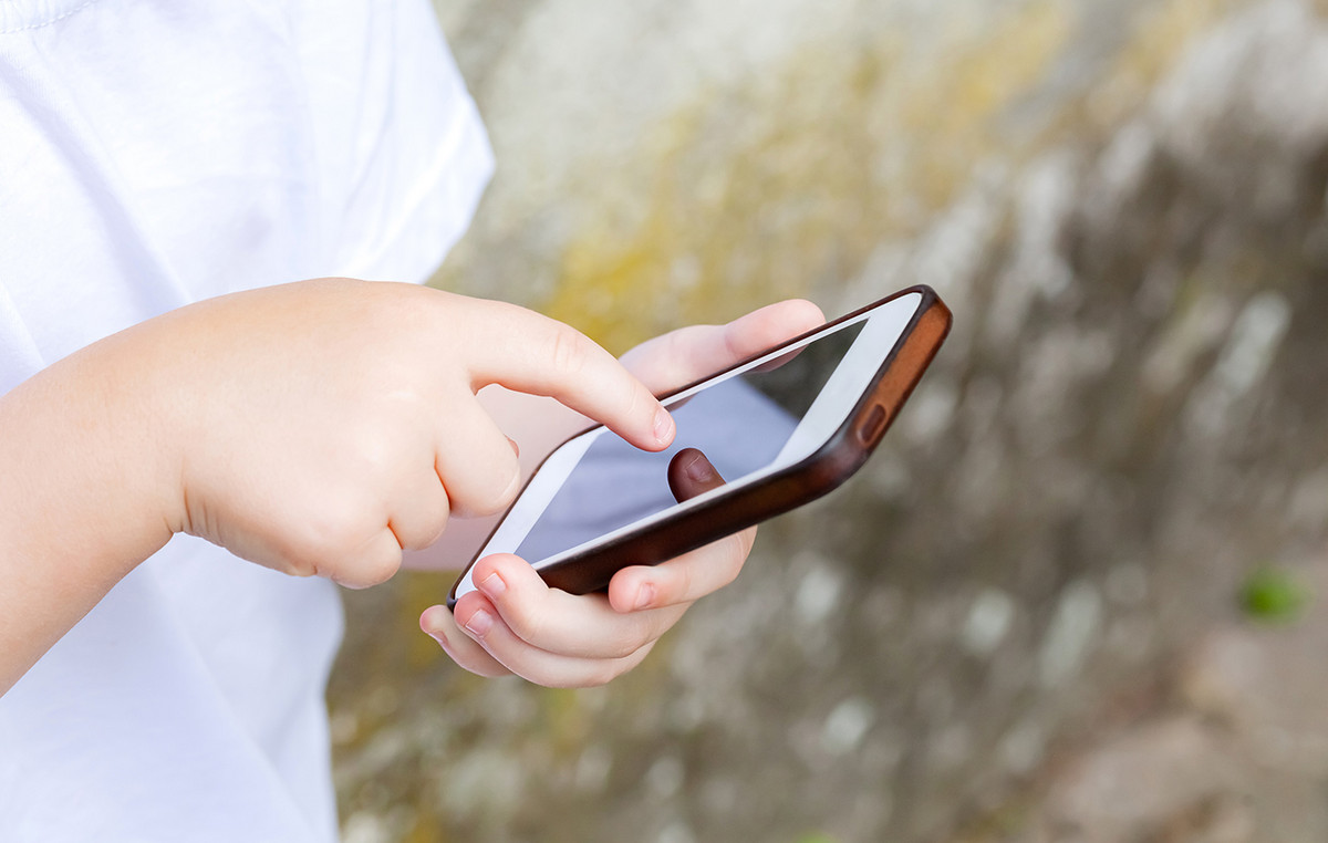 Παιδί μπροστά σε οθόνη tablet