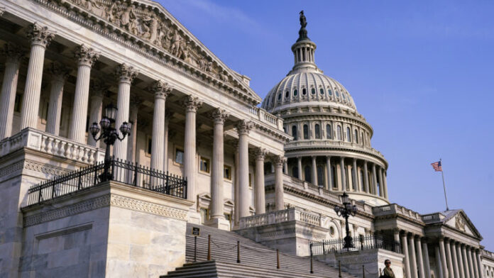 Το Καπιτώλιο των ΗΠΑ κατά τη διάρκεια της ψηφοφορίας για τις εξουσίες Τραμπ στον πόλεμο με το Ιράν