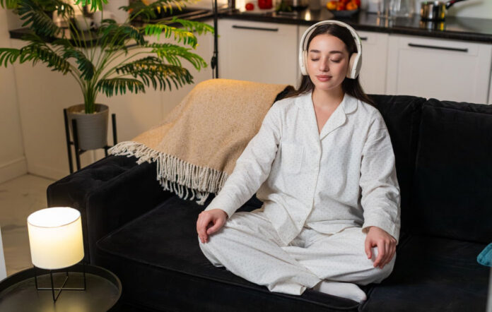 Άνθρωπος κοιμάται ήρεμα εφαρμόζοντας τον κανόνα 3-2-1