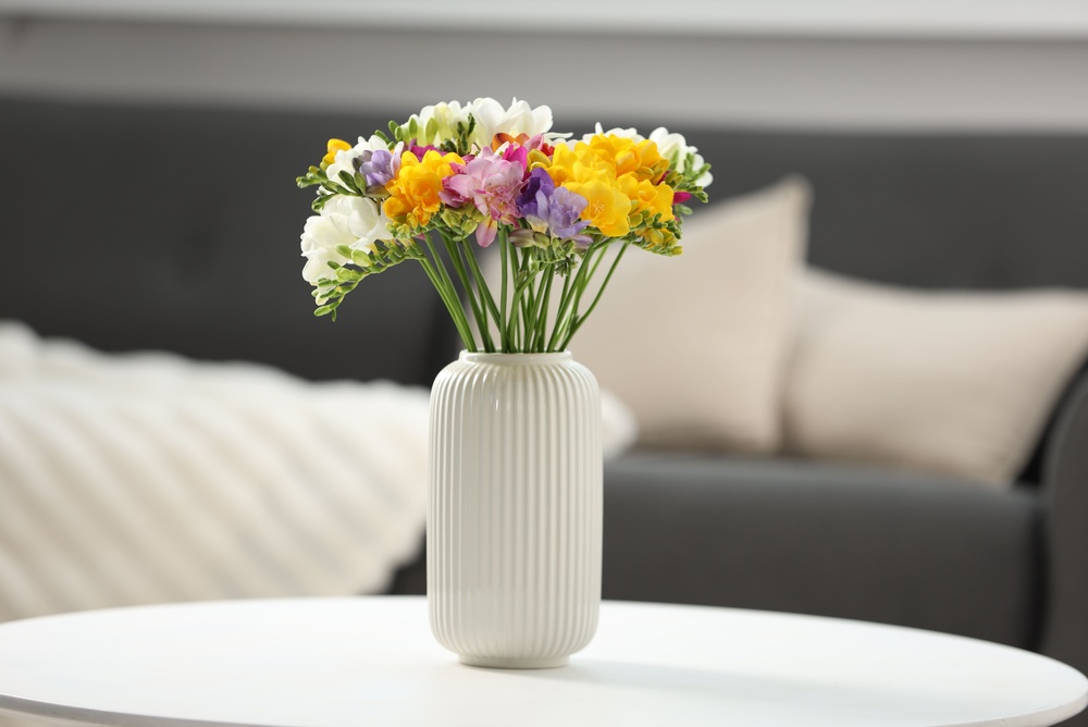 Ανοιξιάτικα λουλούδια σε βάζο για διακόσμηση σπιτιού