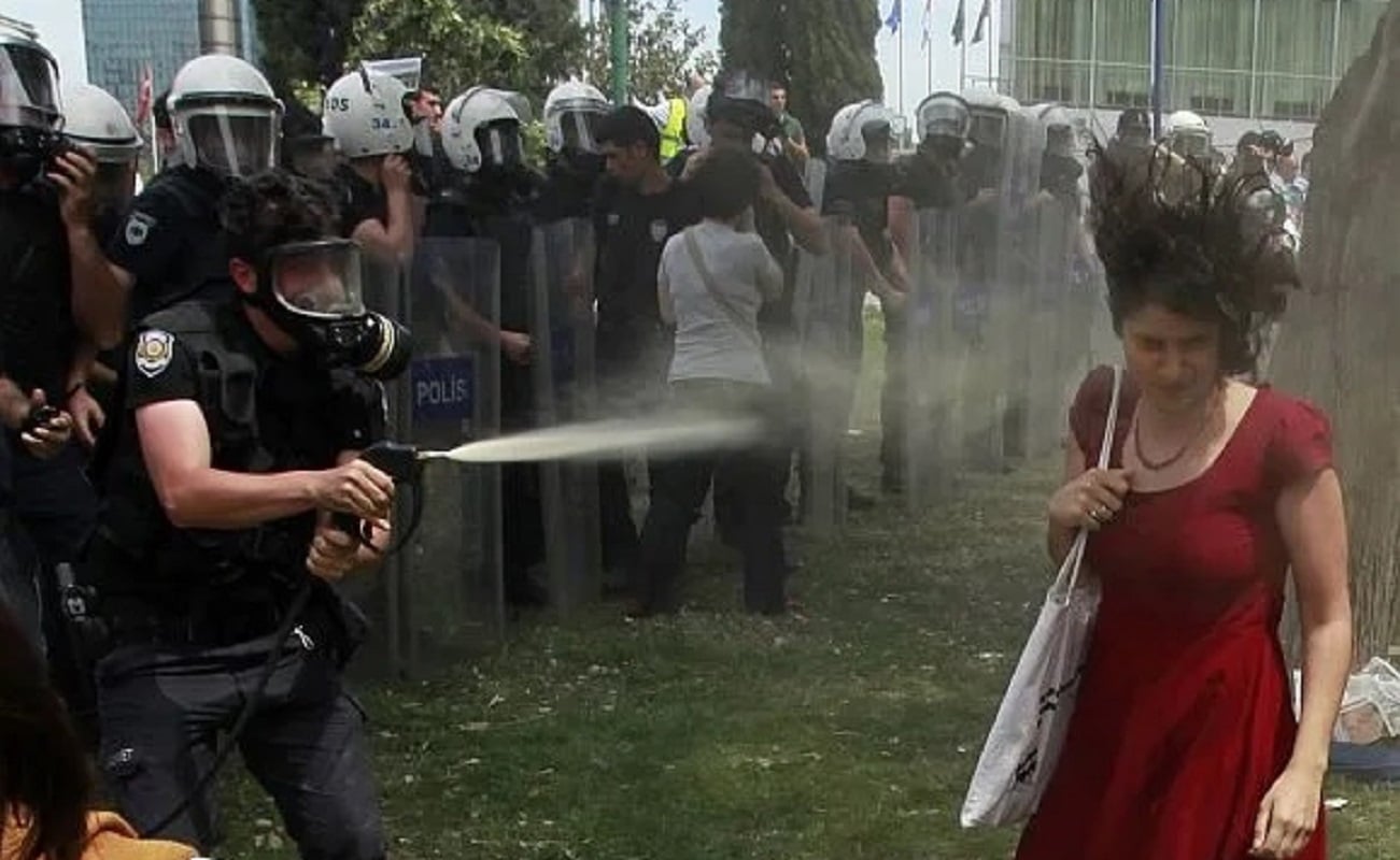 γυναίκα με τα κόκκινα Γκεζί Τουρκία