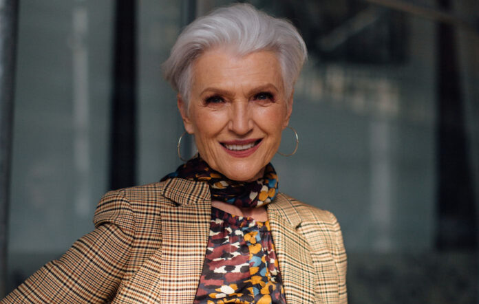 Γυναίκα με grombre μαλλιά γκρίζα φυσικά