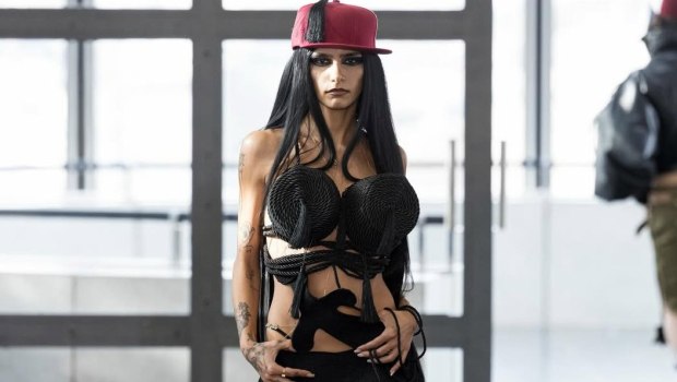 Mia Khalifa πασαρέλα Trashy Clothing Παρίσι