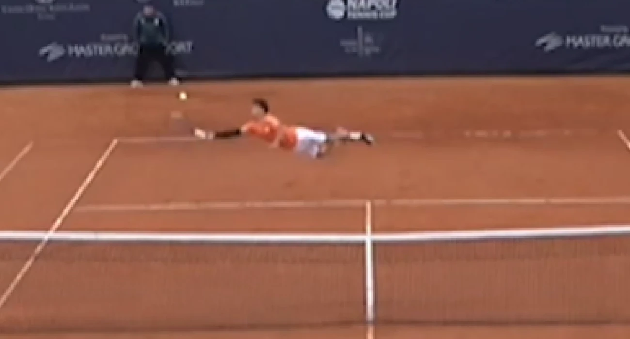 Καρυπίδης στα αποδυτήρια Άρη ΟΦΗ