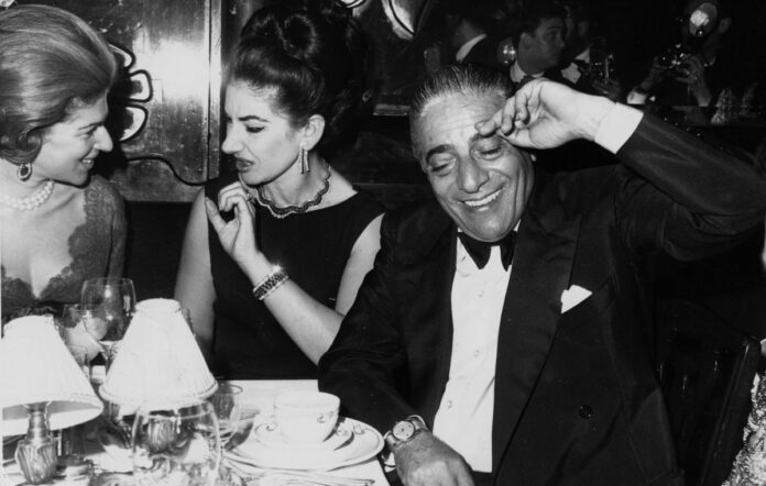 Ανδριάντας Ωνάση στο Ελληνικό δίπλα στο Boeing 727