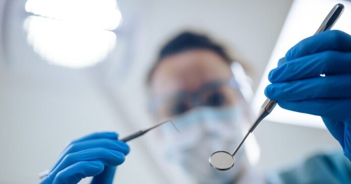 Συνήθειες που κιτρινίζουν τα δόντια καφές τσάι κάπνισμα