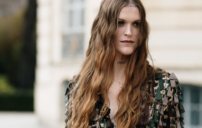 γυναίκα με υγιή μαλλιά scalp care περιποίηση