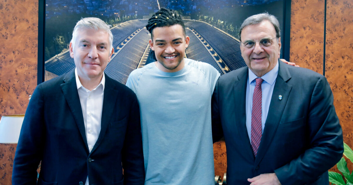 Ο αθλητής άλματος επί κοντώ Εμμανουήλ Καραλής με τον Πρόεδρο ΕΟΕ