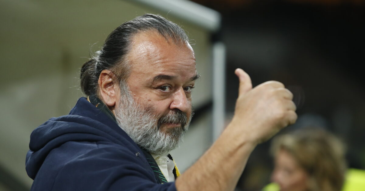 Μάριος Ηλιόπουλος πανηγυρίζει μετά τη νίκη ΑΕΚ Ολυμπιακός