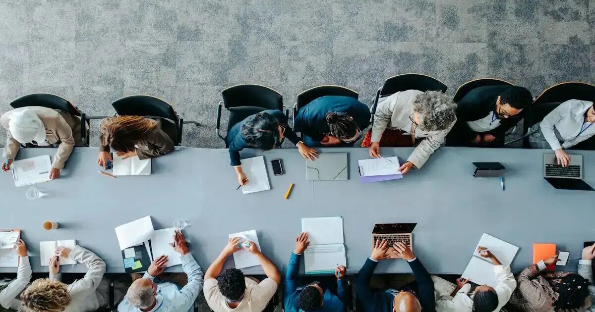 Άνεργος στο γραφείο αναζητώντας εργασία μέσω προγράμματος ΔΥΠΑ