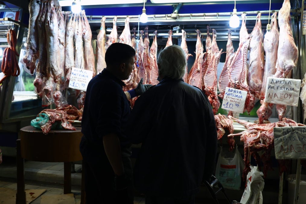 Πασχαλινά προϊόντα και τρόφιμα στο ράφι του καταστήματος