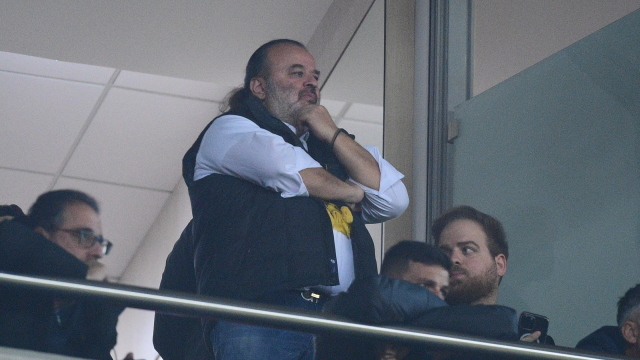 Μάριος Ηλιόπουλος πανηγυρίζει μετά τη νίκη ΑΕΚ Ολυμπιακός