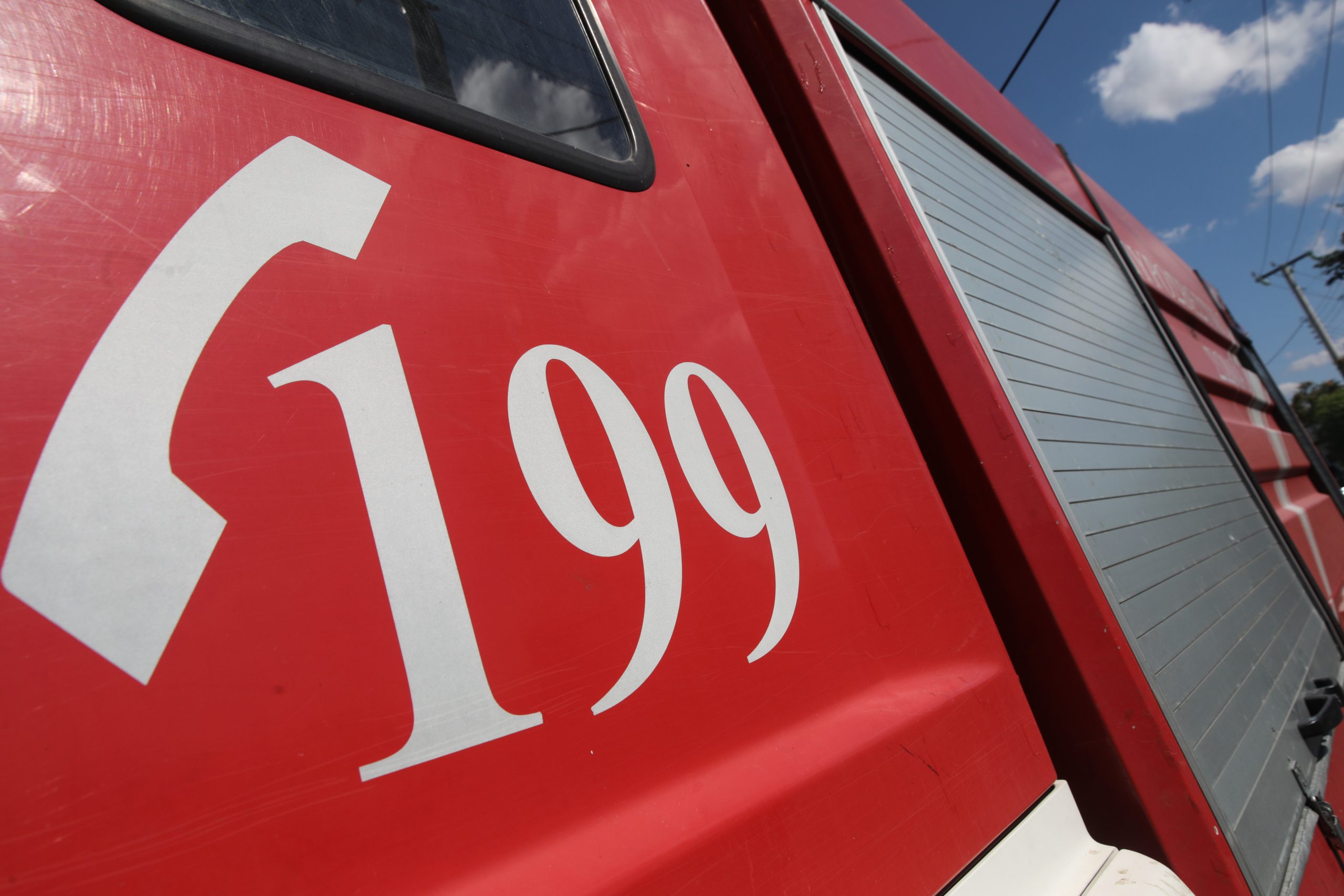 Ξεριζωμένο δέντρο πίσω από άγαλμα στη Θεσσαλονίκη