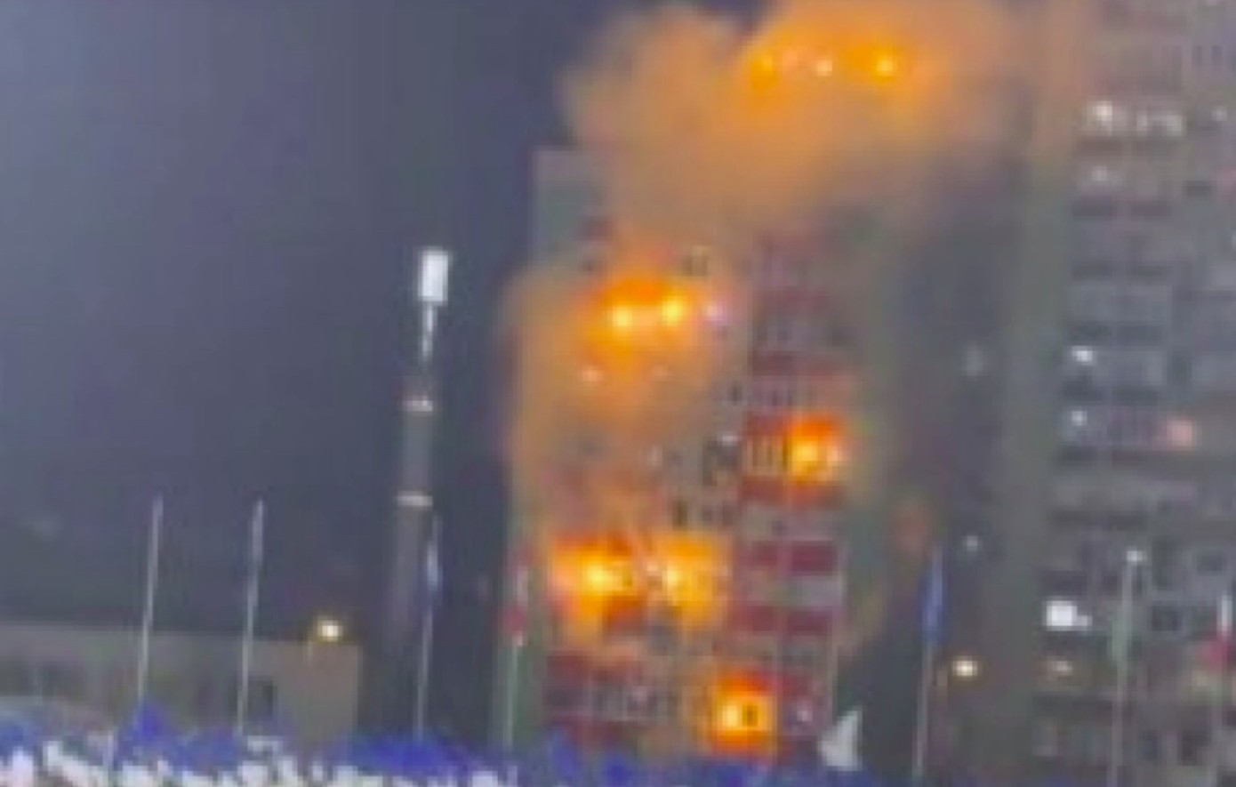 Καπνογόνα στις πολυκατοικίες για Βοσνία Ιταλία Μουντιάλ