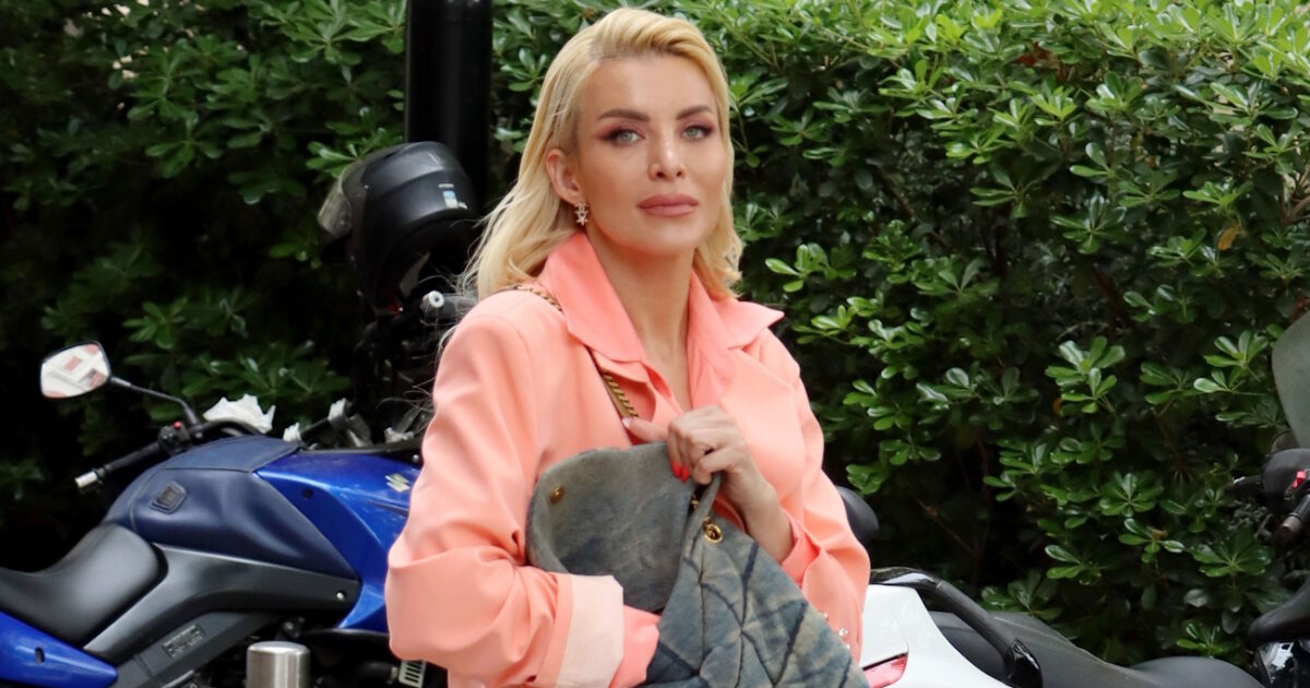 Κατερίνα Καινούργιου με τη νεογέννητη κόρη της στο μαιευτήριο