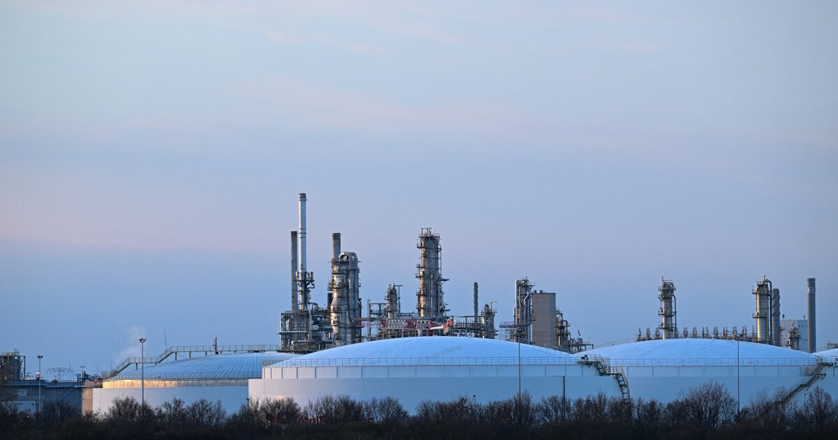 Γράφημα ανόδου τιμών πετρελαίου WTI Brent 2026