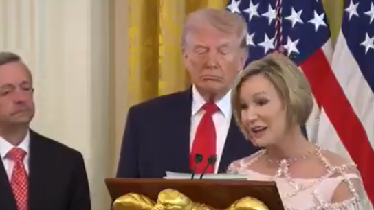 Πόλα Γουάιτ Λευκός Οίκος Τραμπ Πάσχα